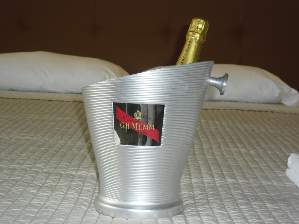 רומא Luce Di Luna Luxury Suites מראה חיצוני תמונה