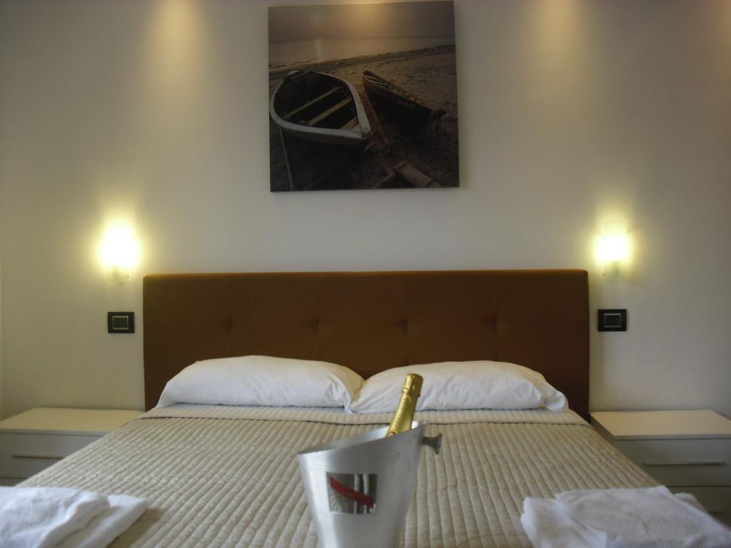 רומא Luce Di Luna Luxury Suites מראה חיצוני תמונה